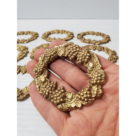 Vintage Oval Frame With Grape Design Vintage brass frame with grape desi… - Picture 8 of 10